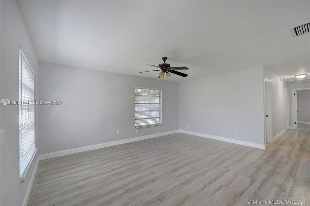 В аренду: $3,095 (3 спален, 2 ванн, 1317 Квадратных фут)