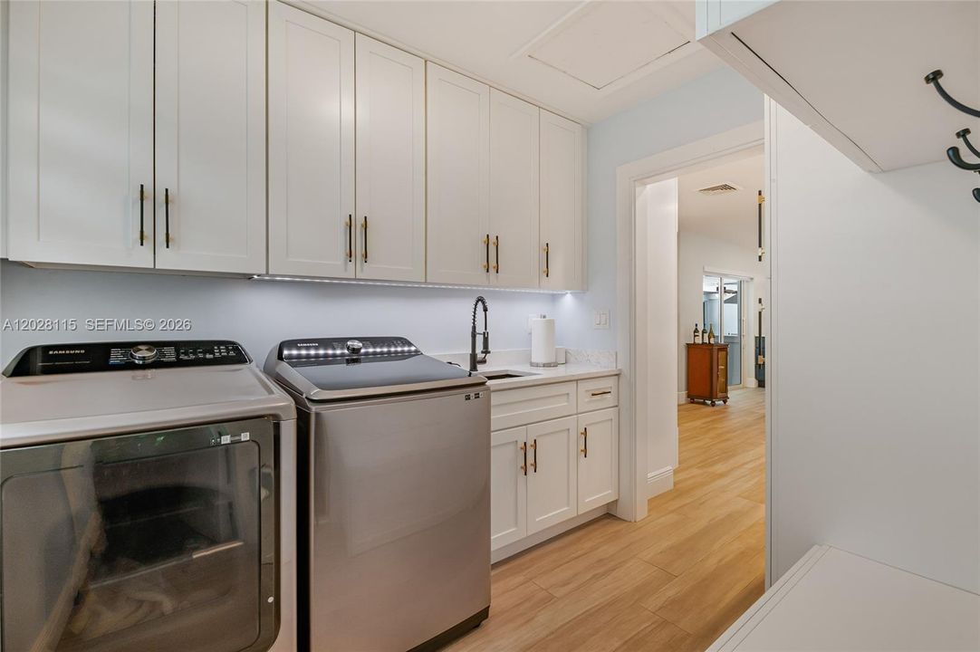 For Sale: $1,150,000 (5 beds, 3 baths, 2732 Square Feet)