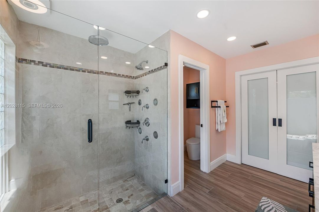 For Sale: $1,150,000 (5 beds, 3 baths, 2732 Square Feet)
