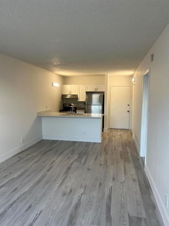 2501 RIVERSIDE 206 LIVINGROOM 2