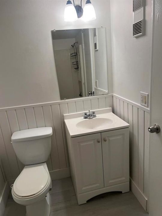 2501 RIVERSIDE 206 BATHROOM 3