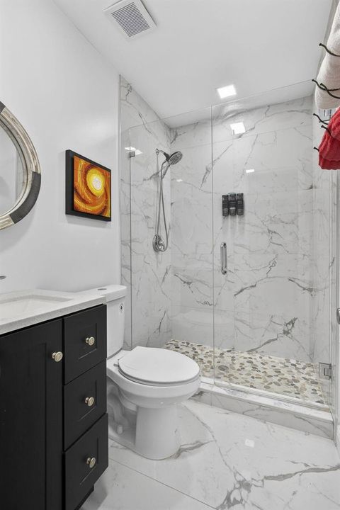 102 Royal Palm Guest room bath