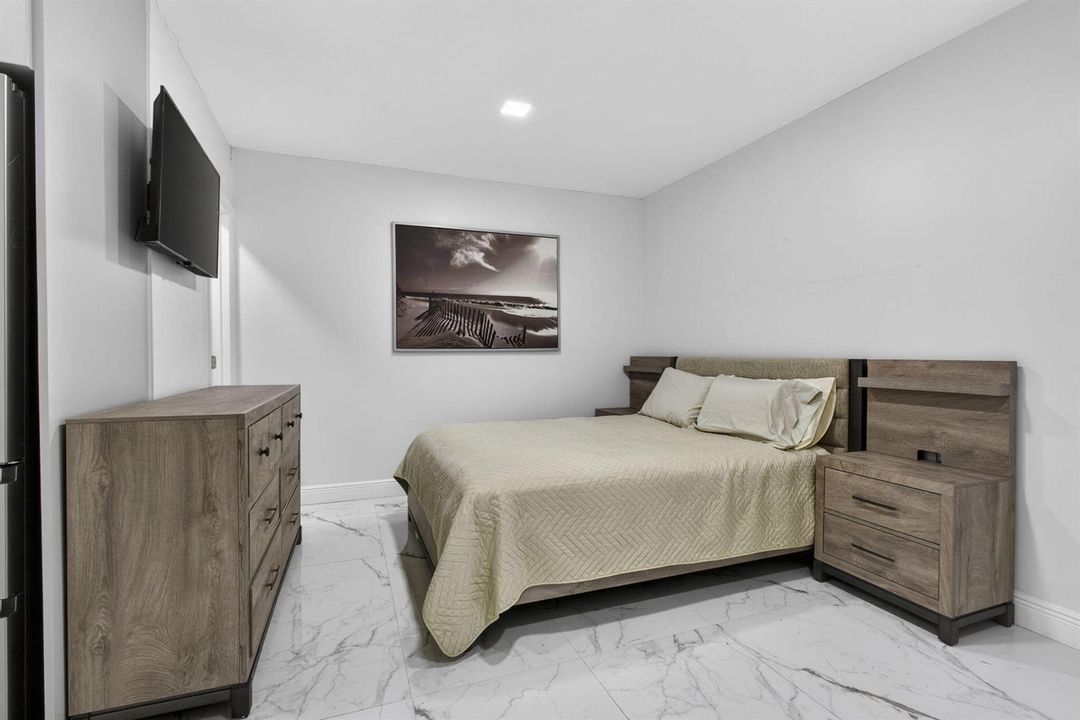 102 Royal Palm Conv Gar room