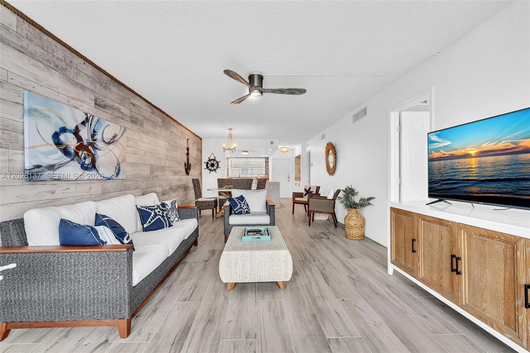 For Sale: $345,000 (2 beds, 2 baths, 963 Square Feet)