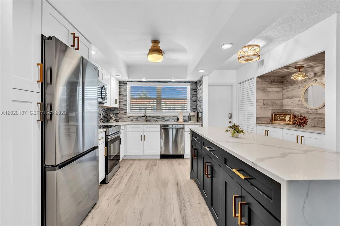 For Sale: $345,000 (2 beds, 2 baths, 963 Square Feet)