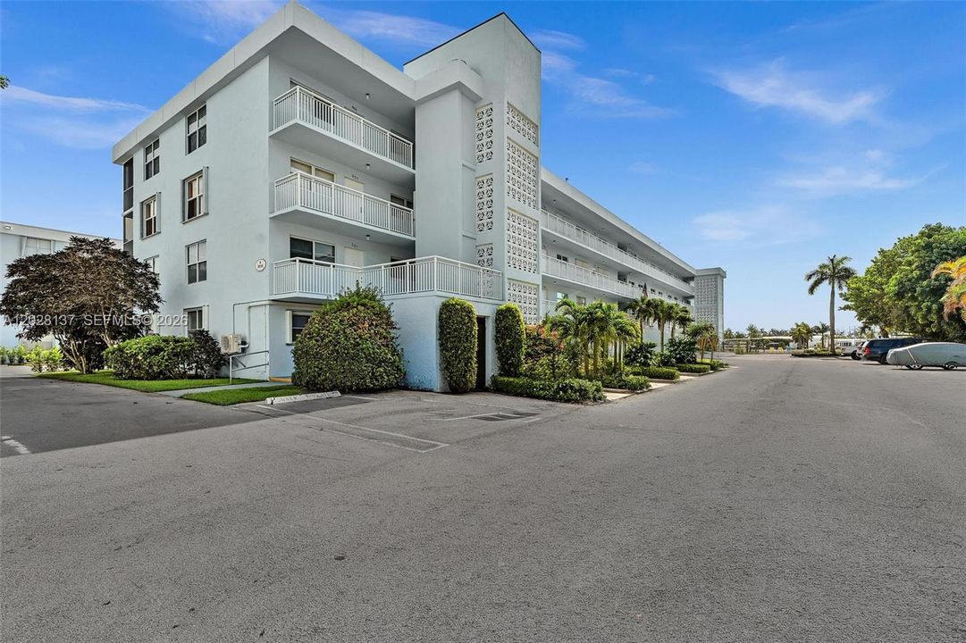 For Sale: $345,000 (2 beds, 2 baths, 963 Square Feet)