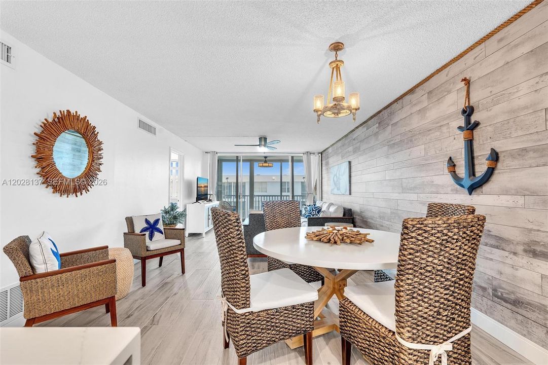 For Sale: $345,000 (2 beds, 2 baths, 963 Square Feet)