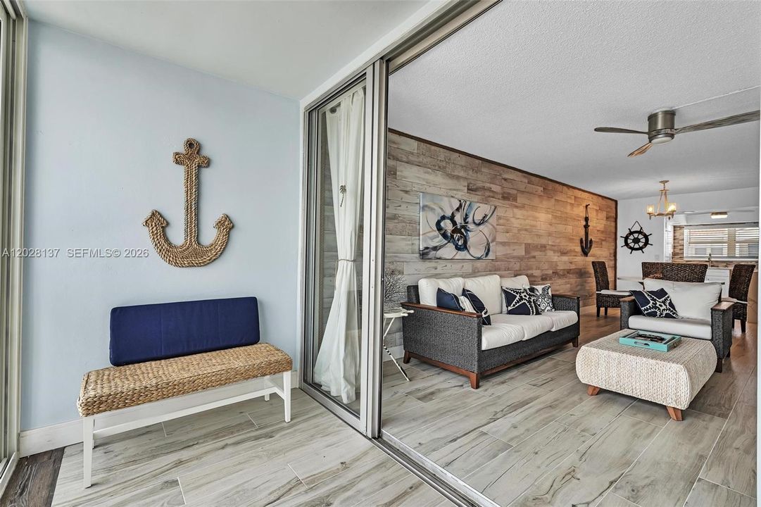 For Sale: $345,000 (2 beds, 2 baths, 963 Square Feet)