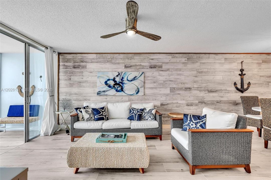 For Sale: $345,000 (2 beds, 2 baths, 963 Square Feet)