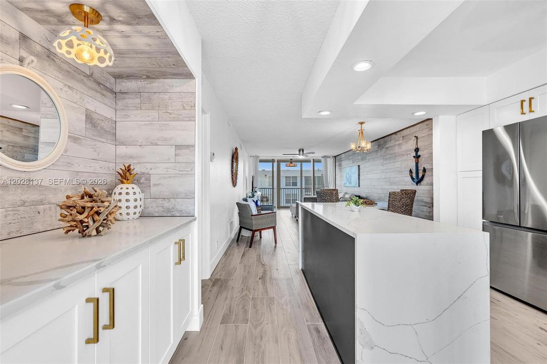 For Sale: $345,000 (2 beds, 2 baths, 963 Square Feet)