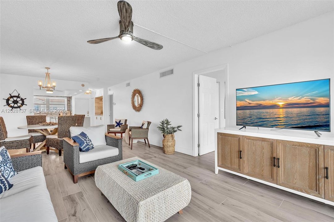 For Sale: $345,000 (2 beds, 2 baths, 963 Square Feet)
