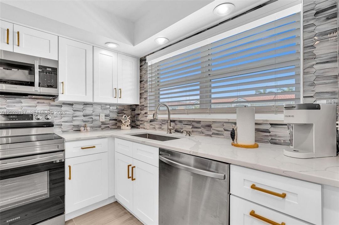 For Sale: $345,000 (2 beds, 2 baths, 963 Square Feet)