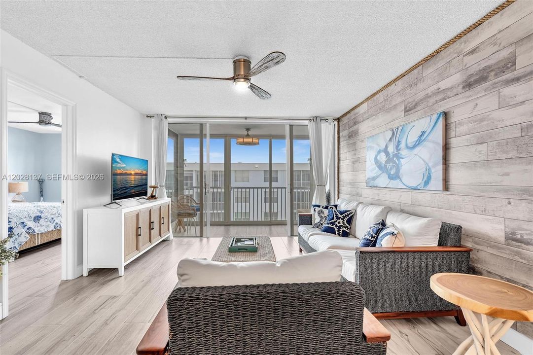 For Sale: $345,000 (2 beds, 2 baths, 963 Square Feet)