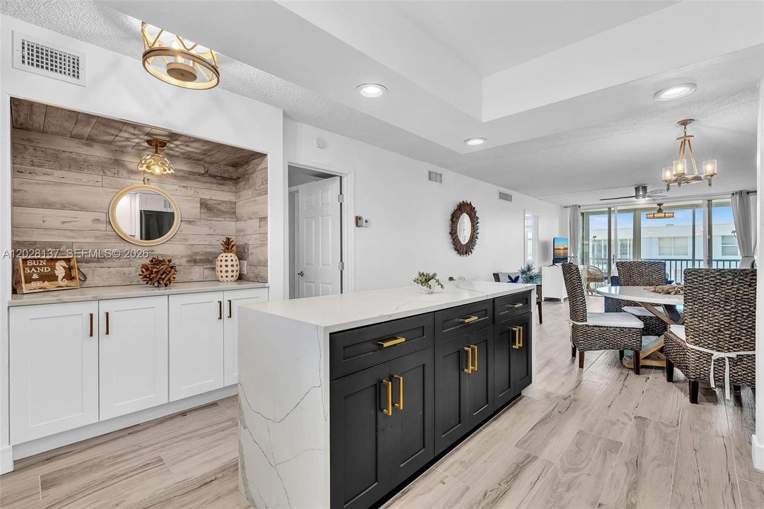 For Sale: $345,000 (2 beds, 2 baths, 963 Square Feet)