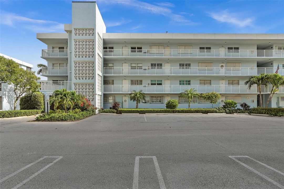 For Sale: $345,000 (2 beds, 2 baths, 963 Square Feet)