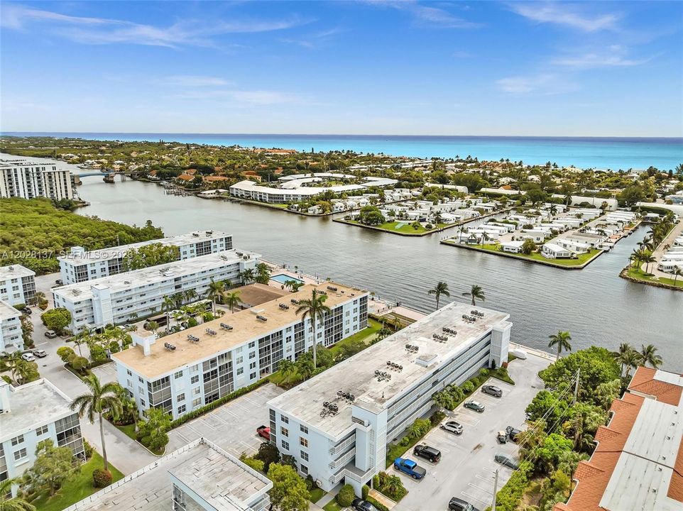 For Sale: $345,000 (2 beds, 2 baths, 963 Square Feet)