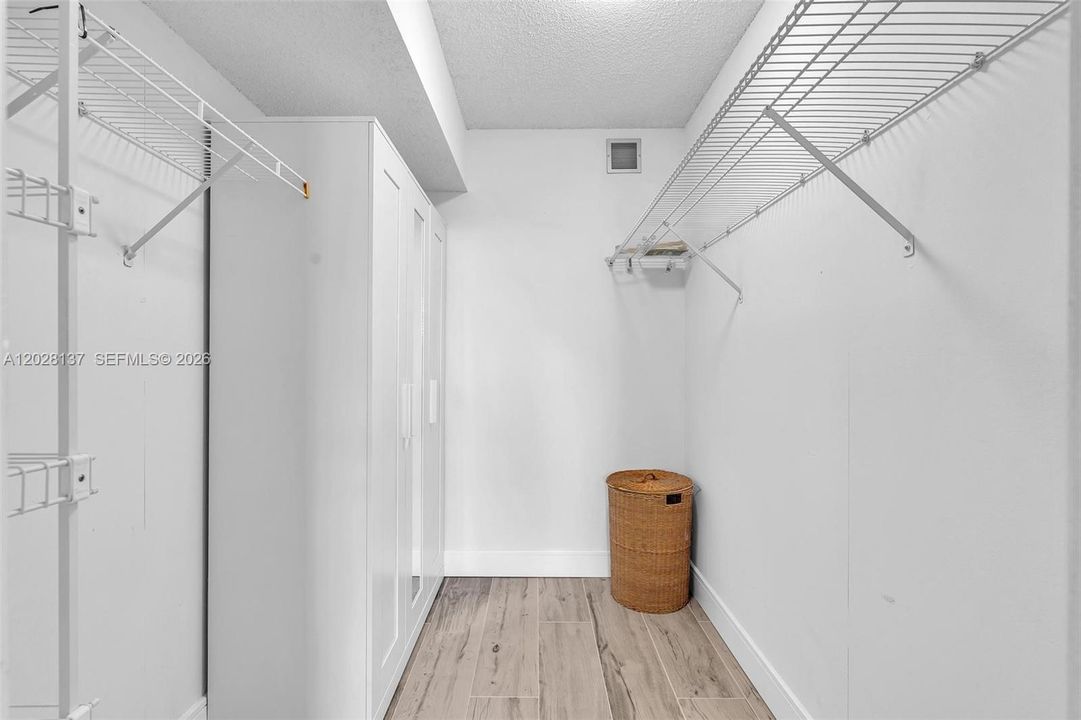 For Sale: $345,000 (2 beds, 2 baths, 963 Square Feet)