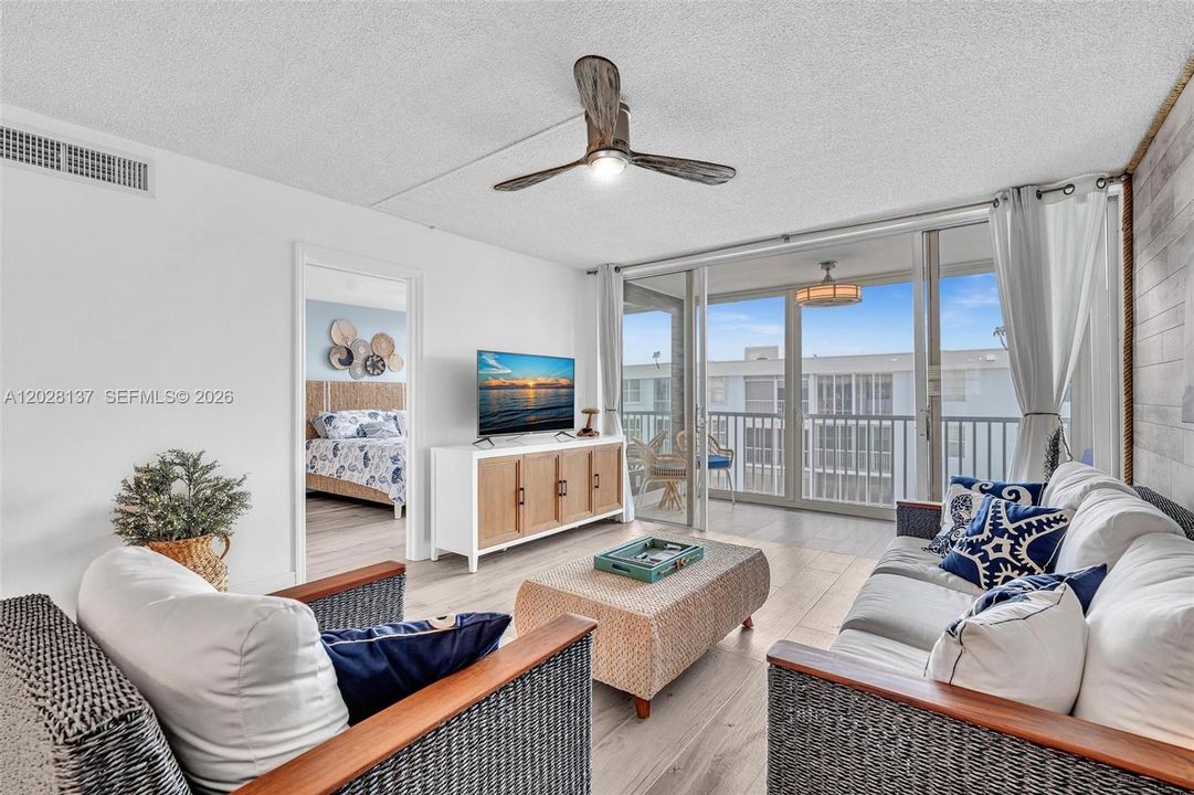 For Sale: $345,000 (2 beds, 2 baths, 963 Square Feet)