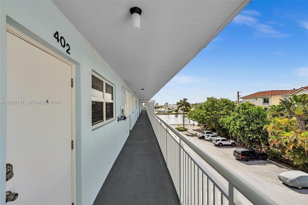 For Sale: $345,000 (2 beds, 2 baths, 963 Square Feet)