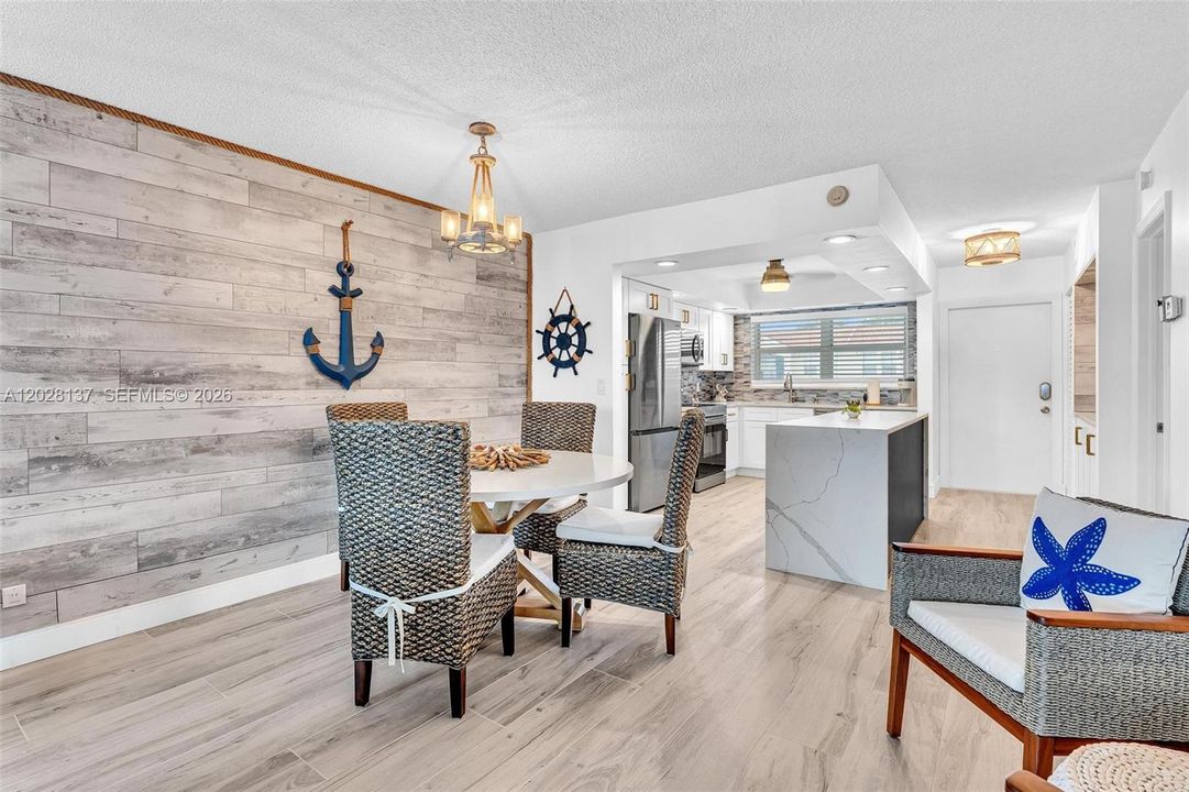 For Sale: $345,000 (2 beds, 2 baths, 963 Square Feet)