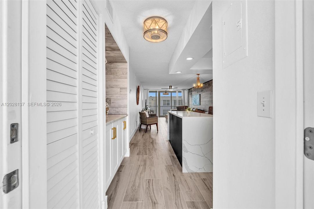 For Sale: $345,000 (2 beds, 2 baths, 963 Square Feet)
