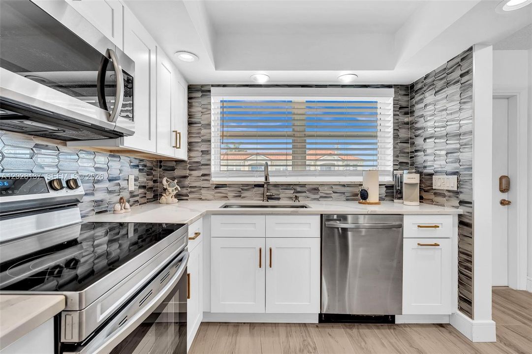 For Sale: $345,000 (2 beds, 2 baths, 963 Square Feet)