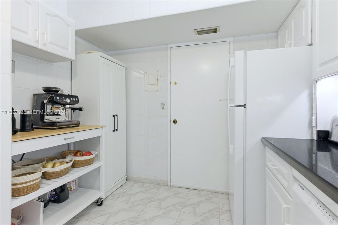 Под контрактом: $175,000 (2 спален, 2 ванн, 1132 Квадратных фут)
