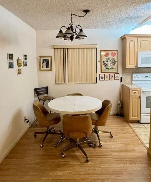 Eat-In Kitchen