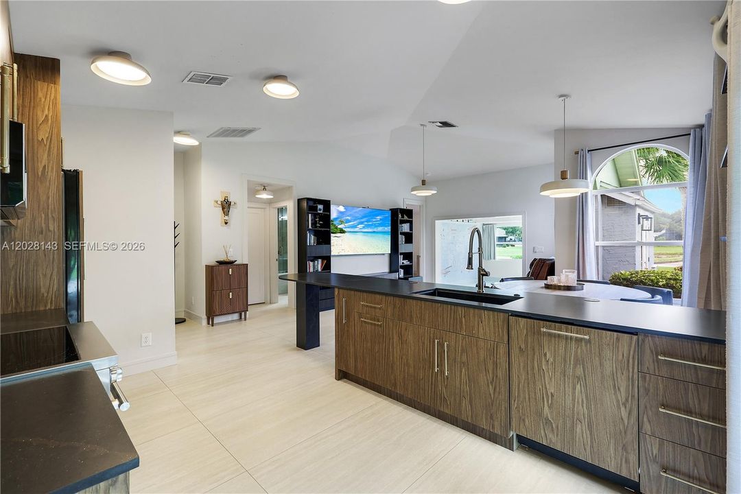 For Sale: $448,000 (2 beds, 2 baths, 1300 Square Feet)