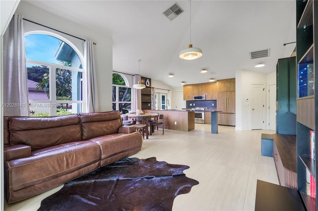 For Sale: $448,000 (2 beds, 2 baths, 1300 Square Feet)