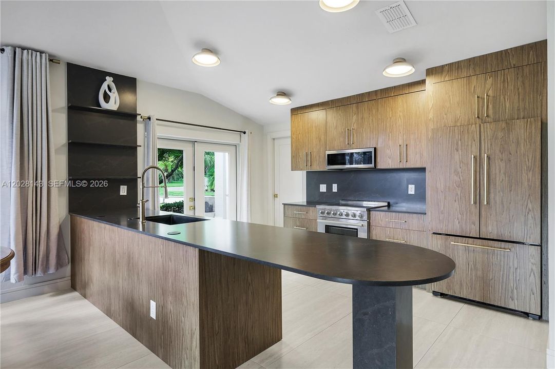 For Sale: $448,000 (2 beds, 2 baths, 1300 Square Feet)