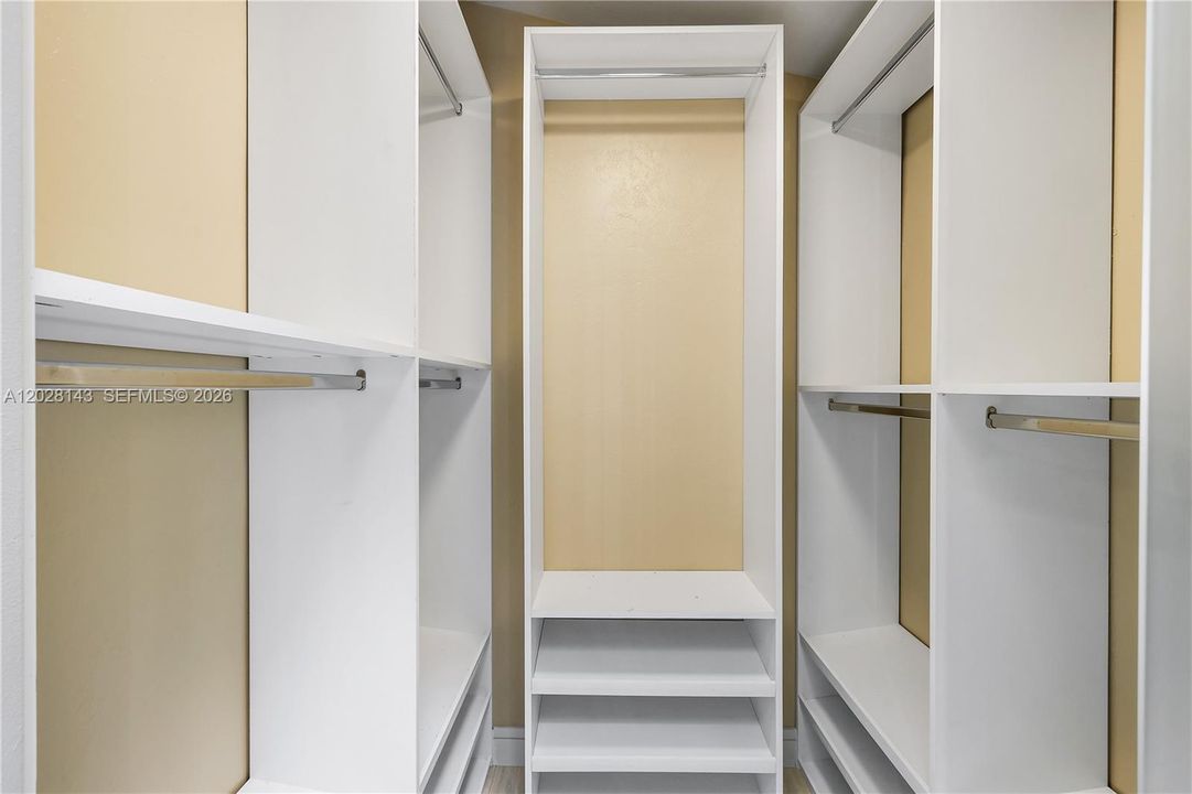 For Sale: $448,000 (2 beds, 2 baths, 1300 Square Feet)