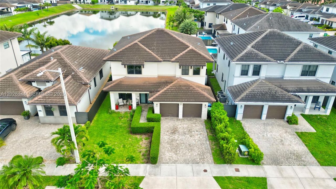 Vendido Recientemente: $920,000 (4 camas, 4 baños, 2921 Pies cuadrados)