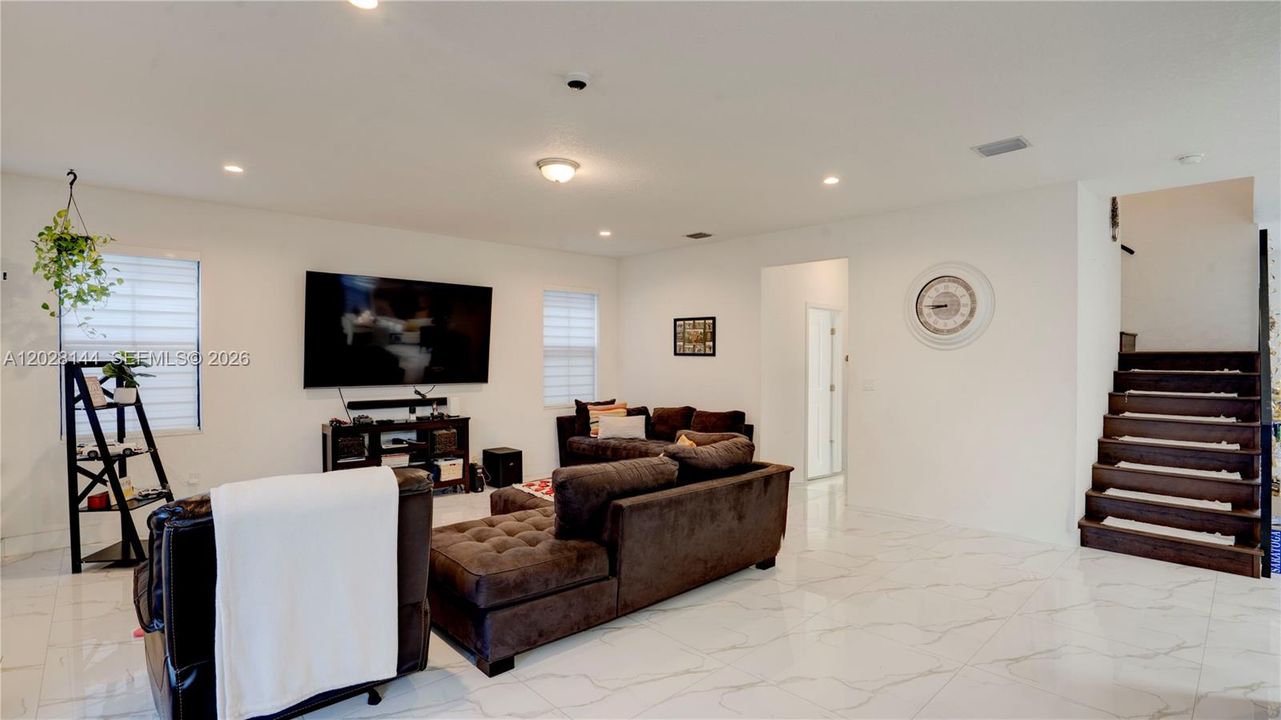 Vendido Recientemente: $920,000 (4 camas, 4 baños, 2921 Pies cuadrados)