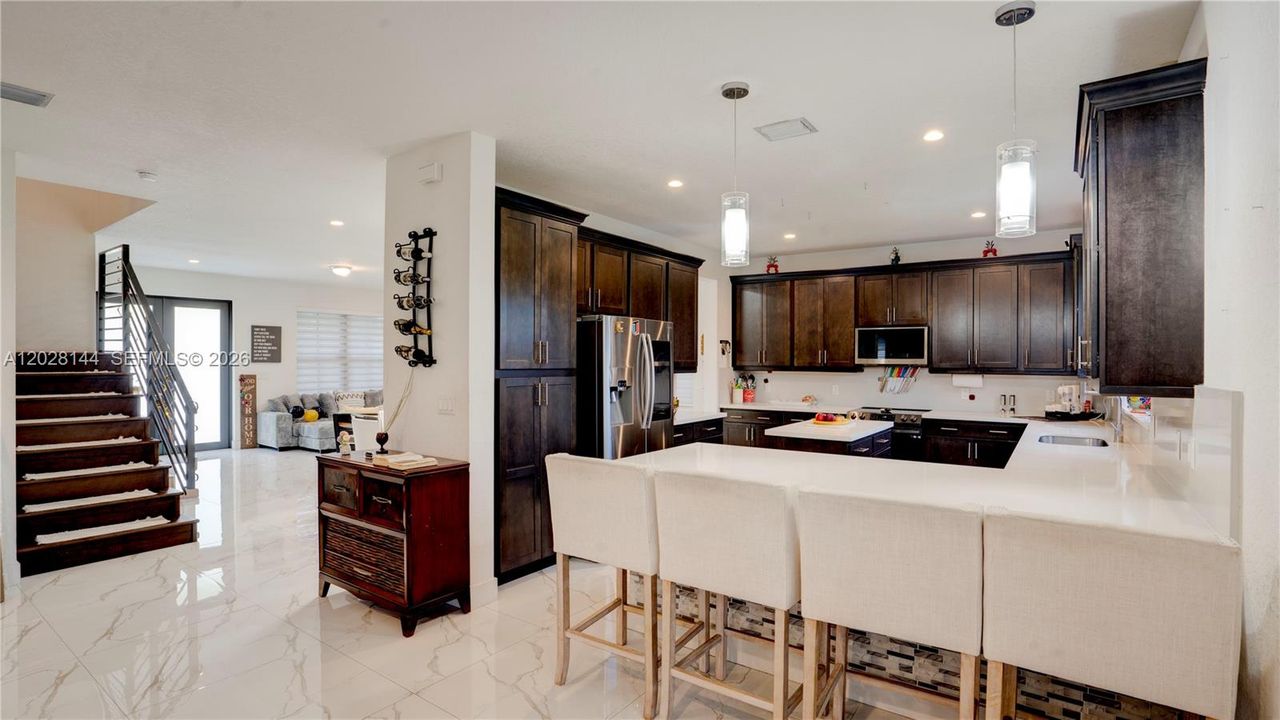 Vendido Recientemente: $920,000 (4 camas, 4 baños, 2921 Pies cuadrados)