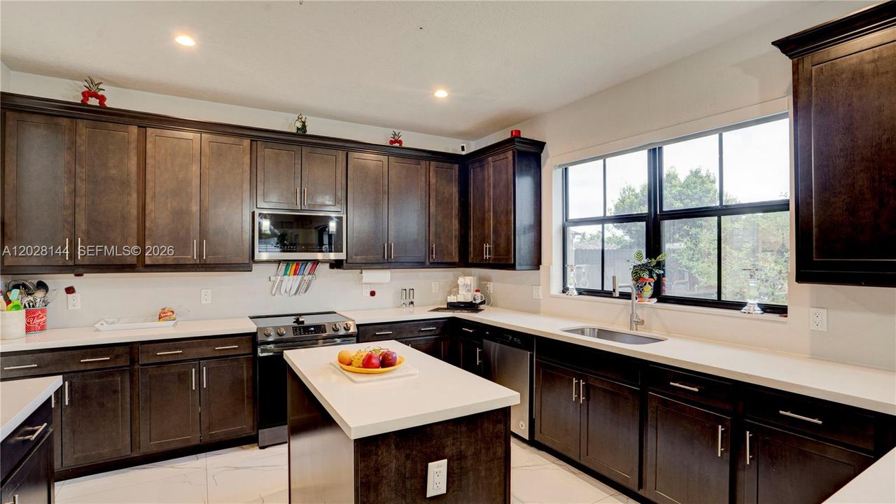 Vendido Recientemente: $920,000 (4 camas, 4 baños, 2921 Pies cuadrados)