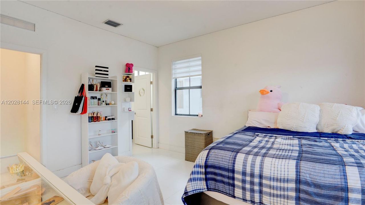 Vendido Recientemente: $920,000 (4 camas, 4 baños, 2921 Pies cuadrados)