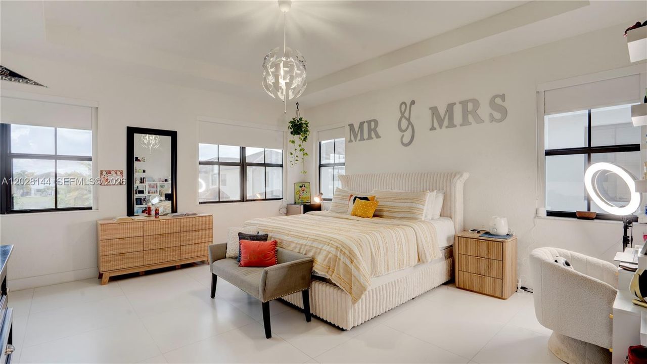 Vendido Recientemente: $920,000 (4 camas, 4 baños, 2921 Pies cuadrados)