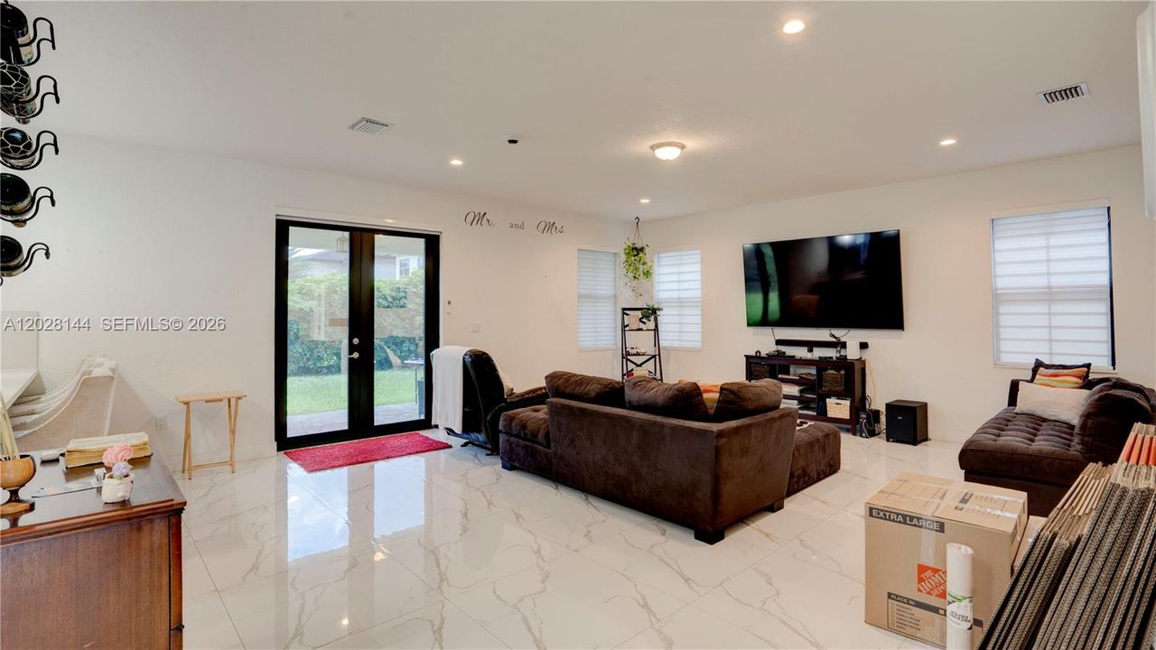 Vendido Recientemente: $920,000 (4 camas, 4 baños, 2921 Pies cuadrados)