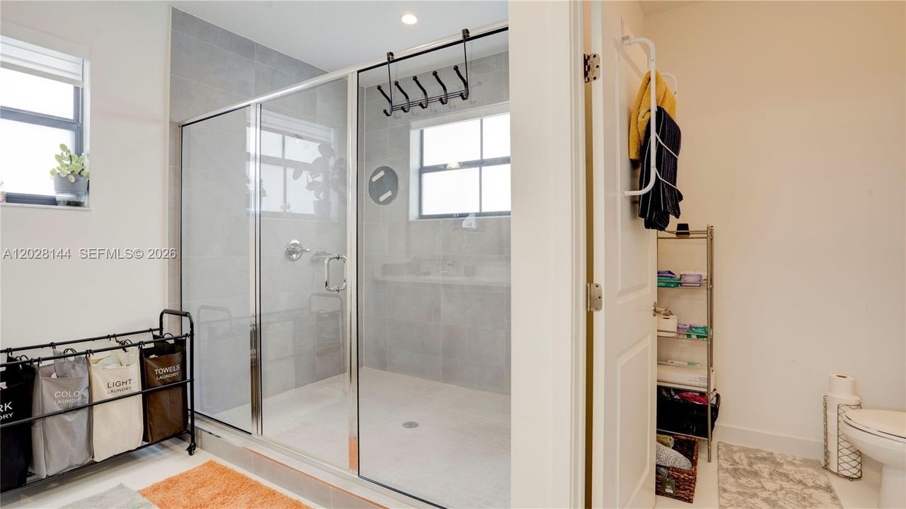 Vendido Recientemente: $920,000 (4 camas, 4 baños, 2921 Pies cuadrados)