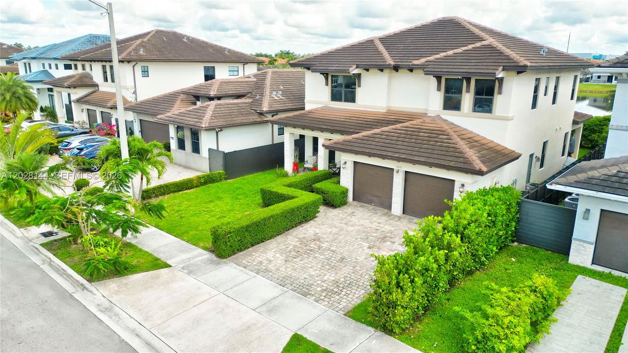 Vendido Recientemente: $920,000 (4 camas, 4 baños, 2921 Pies cuadrados)