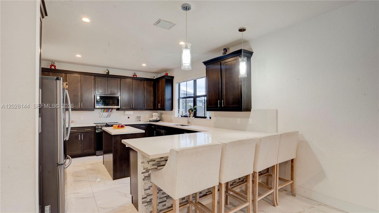 Vendido Recientemente: $920,000 (4 camas, 4 baños, 2921 Pies cuadrados)