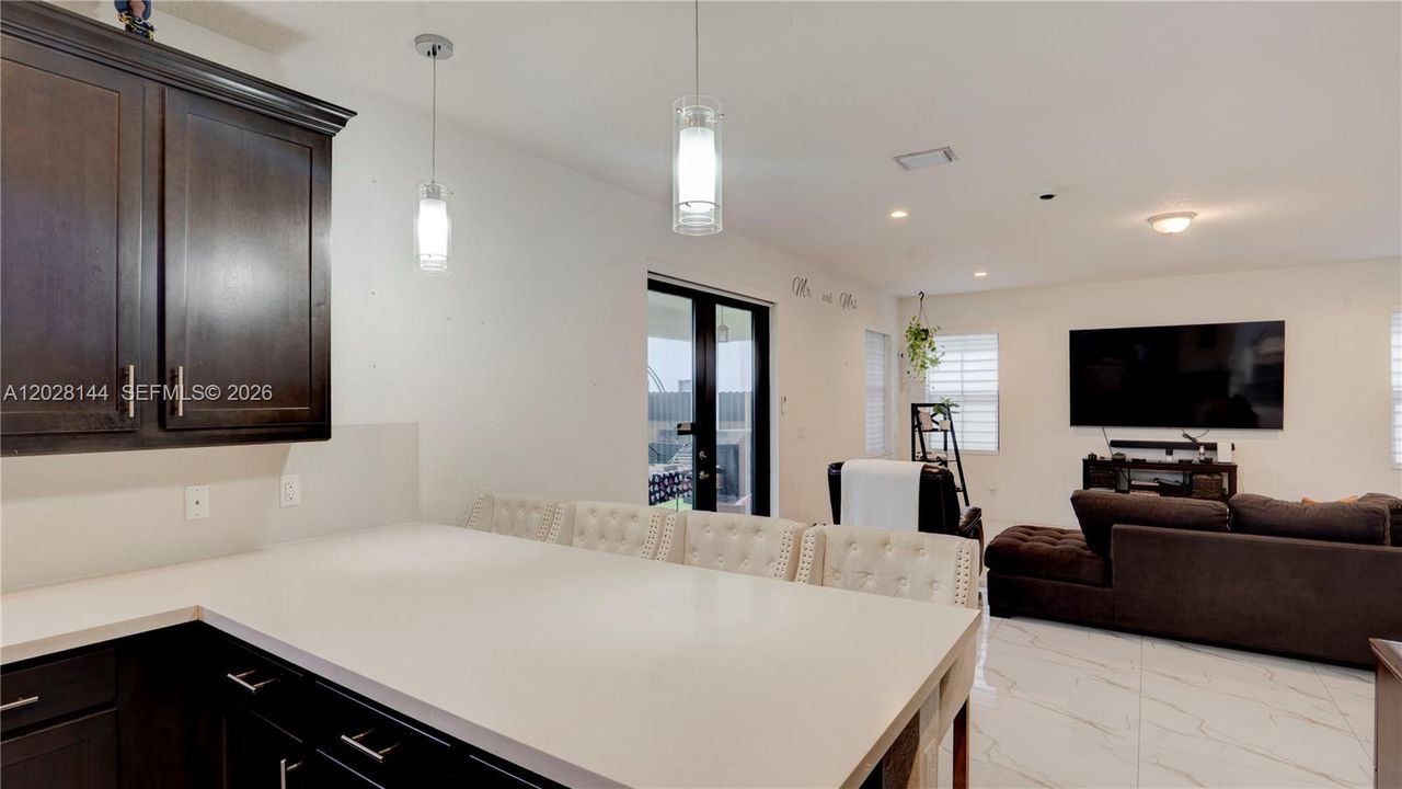 Vendido Recientemente: $920,000 (4 camas, 4 baños, 2921 Pies cuadrados)