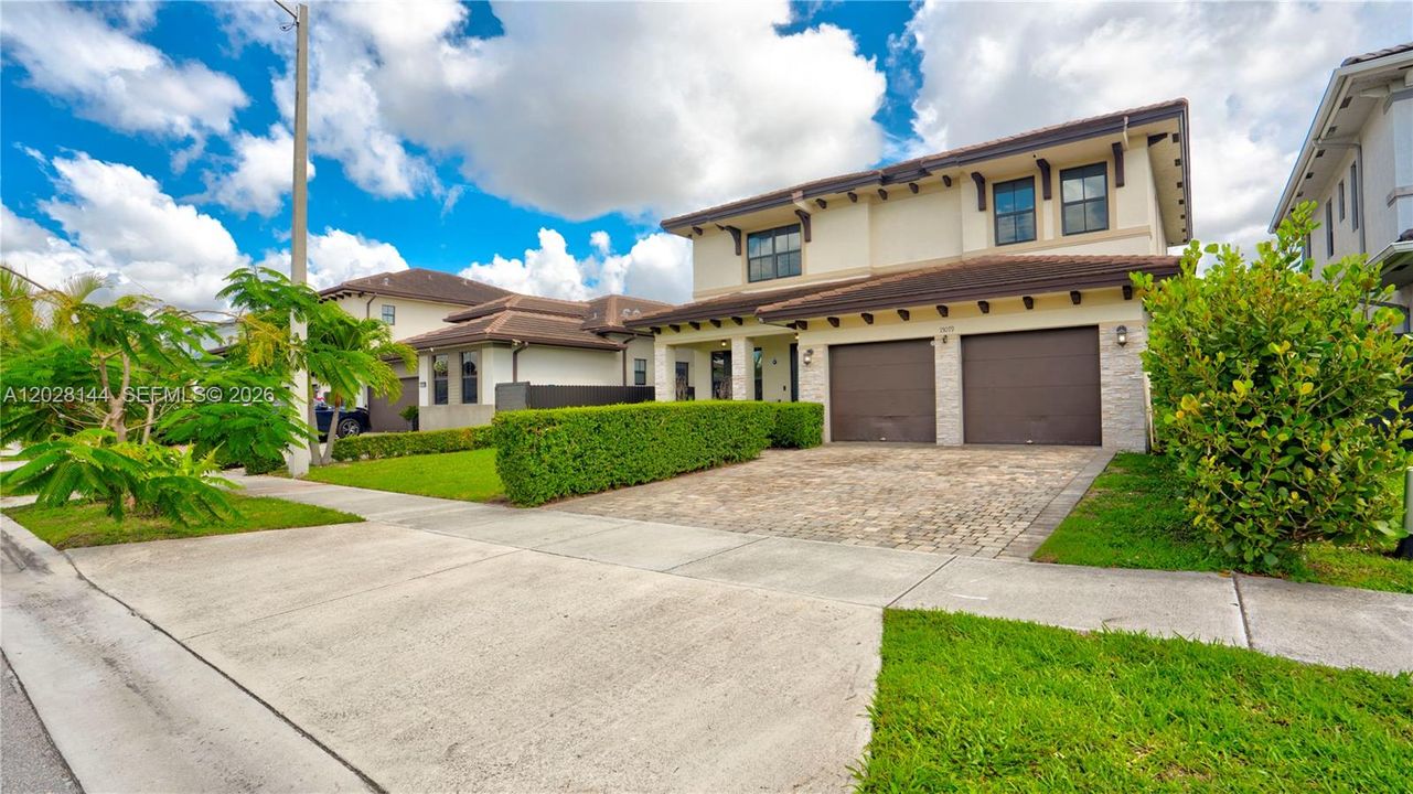 Vendido Recientemente: $920,000 (4 camas, 4 baños, 2921 Pies cuadrados)
