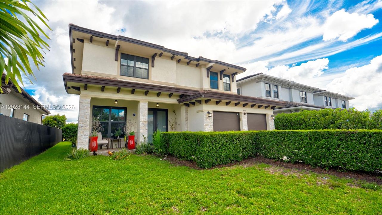 Vendido Recientemente: $920,000 (4 camas, 4 baños, 2921 Pies cuadrados)