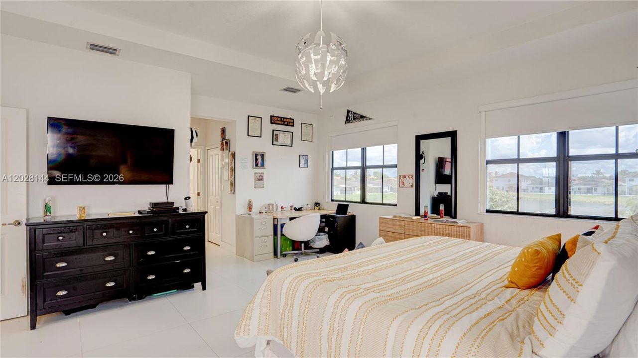 Vendido Recientemente: $920,000 (4 camas, 4 baños, 2921 Pies cuadrados)