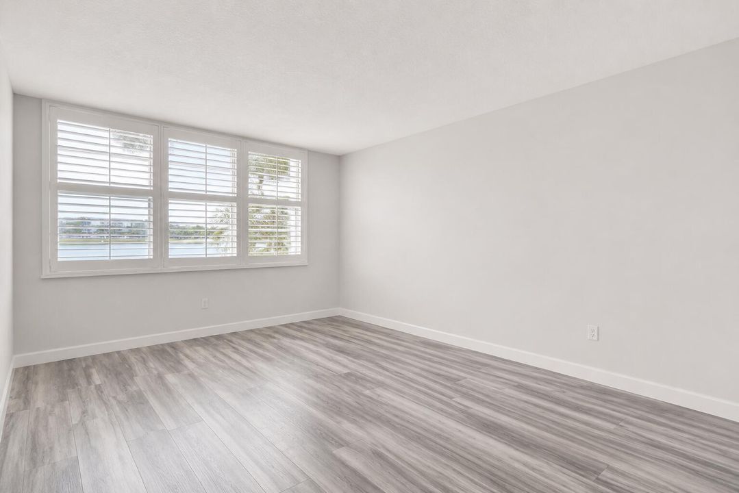 14-MasterBedroom - 1