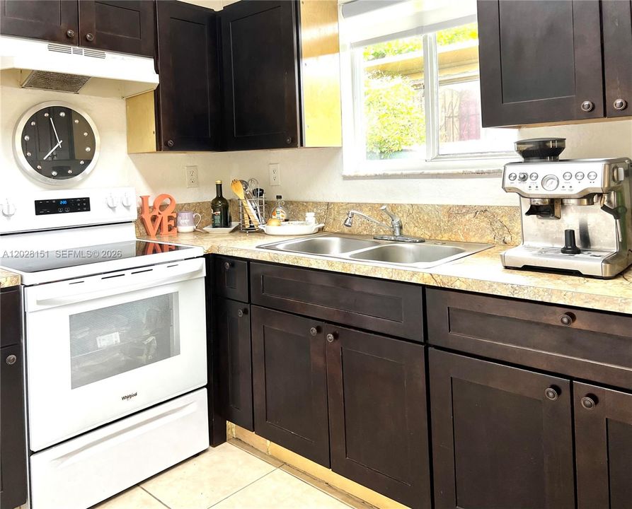 For Sale: $529,000 (4 beds, 2 baths, 1427 Square Feet)