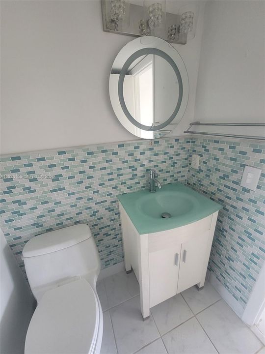For Sale: $385,000 (2 beds, 2 baths, 860 Square Feet)