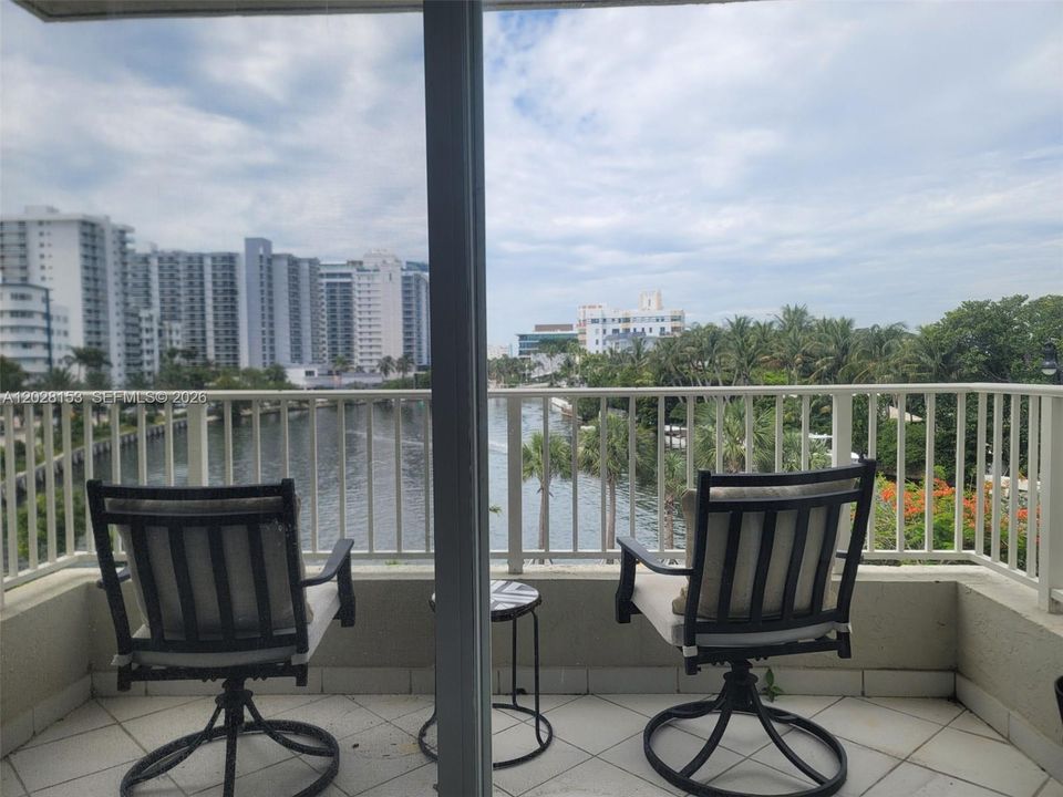 For Sale: $385,000 (2 beds, 2 baths, 860 Square Feet)